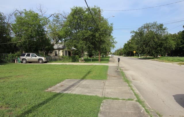 555  Menefee Blvd, San Antonio, TX 78207 — photo 6
