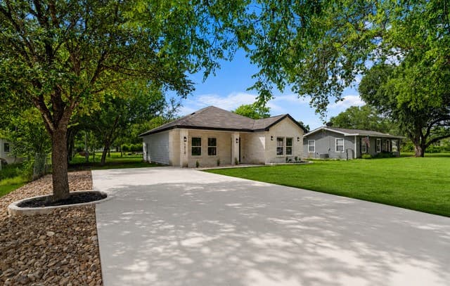1110  Florence St, Castroville, TX 78009 — photo 3