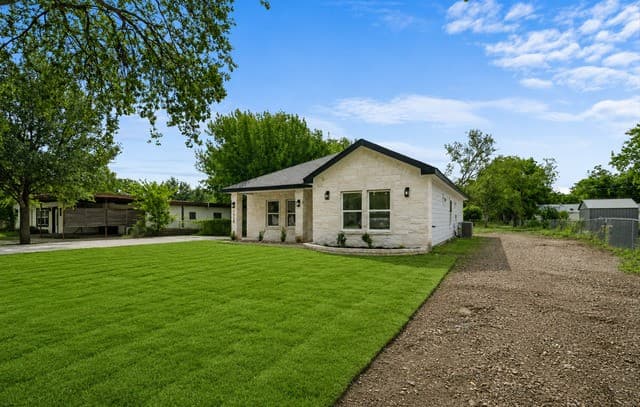 1110  Florence St, Castroville, TX 78009 — photo 4