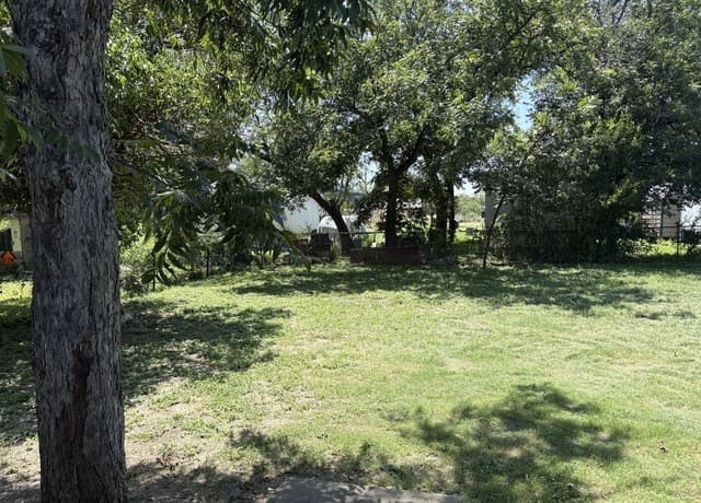 1304  Avenue D, Hondo, TX 78861 — photo 13