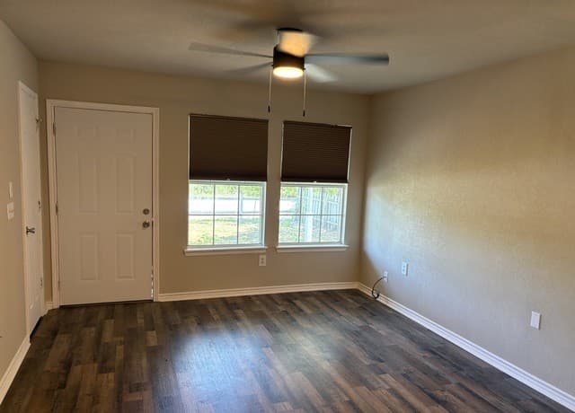 1304  Avenue D, Hondo, TX 78861 — photo 2