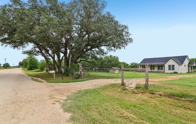 1213  County Road 1670, Moore, TX 78057 — photo 2