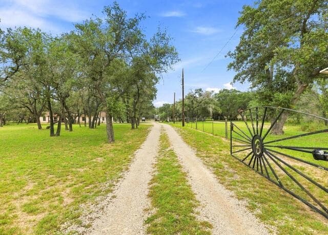316  Governors Dr, Floresville, TX 78114 — photo 4