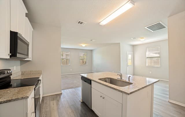 6831  Freedom Hls, San Antonio, TX 78242 — photo 5