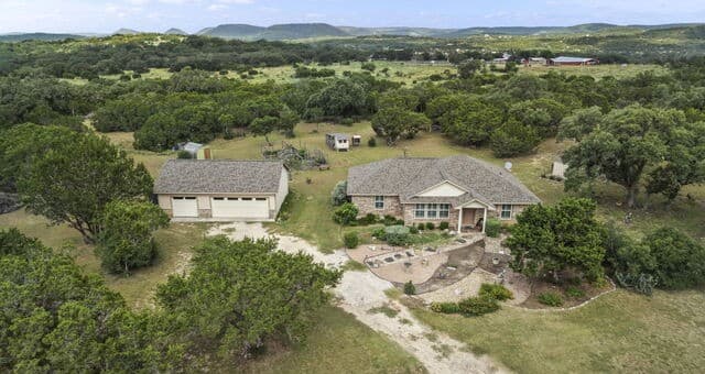 294  Mustang Pass, Bandera, TX 78003 — photo 2