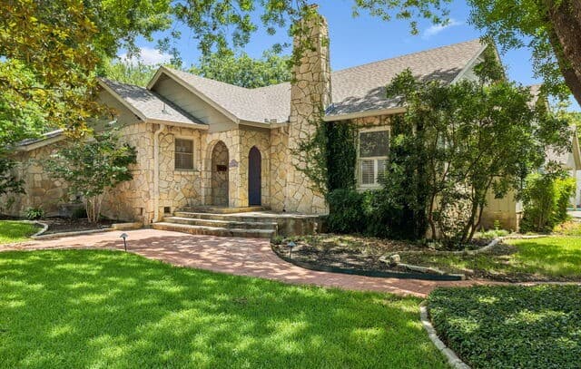 102  Nacogdoches Rd, Alamo Heights, TX 78209 — photo 2