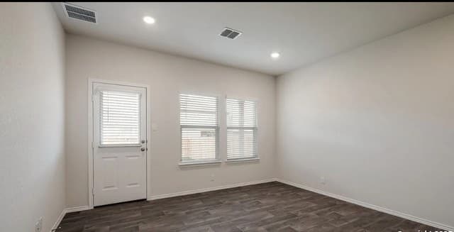149  Middle Green, Floresville, TX 78114 — photo 7