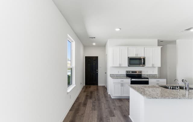 8361  Hamrick Circle, San Antonio, TX 78252 — photo 2