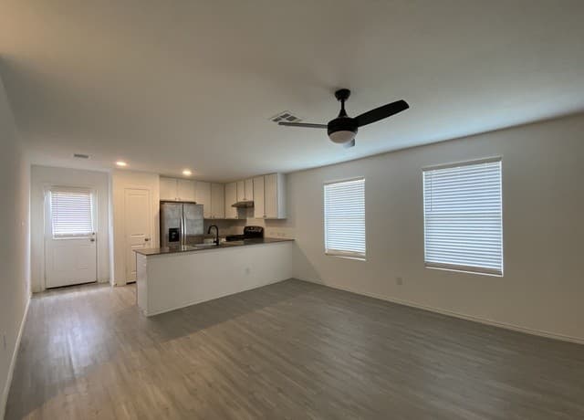 137  Cowboy Rdg, Pleasanton, TX 78064 — photo 3