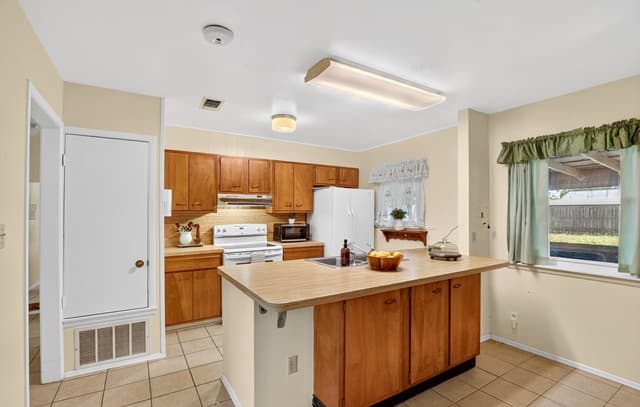 515  Georgia Ann Dr, Pleasanton, TX 78064 — photo 10