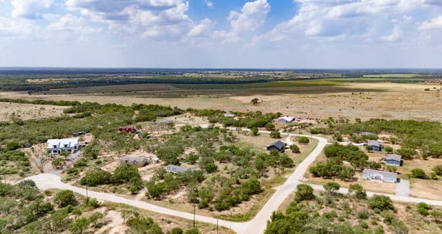 100  County Road 2669, Devine, TX 78016 — photo 12