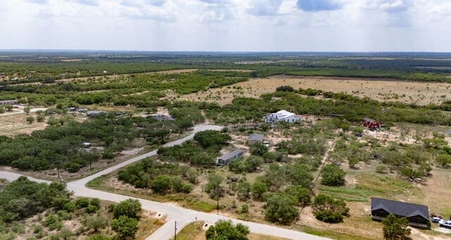 100  County Road 2669, Devine, TX 78016 — photo 2