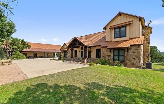 241 E Lynx Cv, Blanco, TX 78606 — photo 2