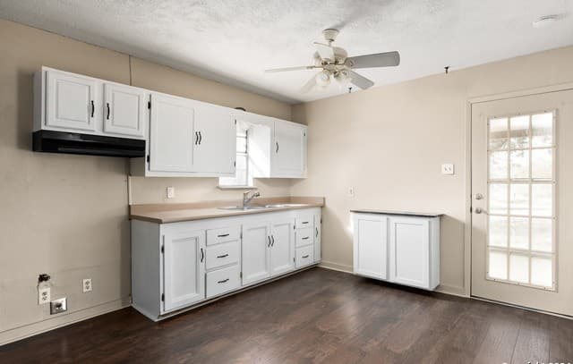 412 W Coker, Devine, TX 78016 — photo 10