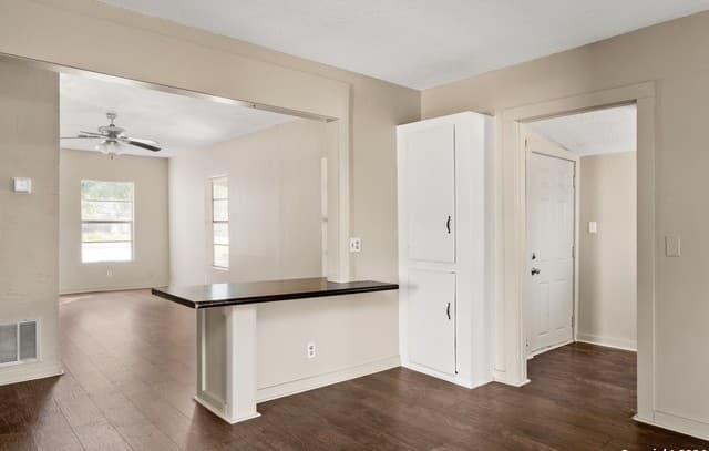 412 W Coker, Devine, TX 78016 — photo 13