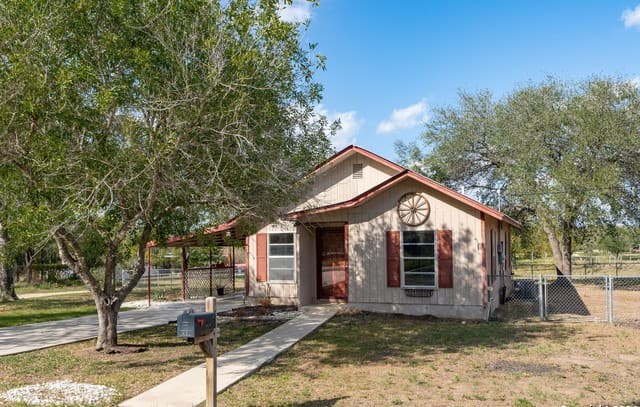 412 W Coker, Devine, TX 78016 — photo 2