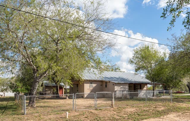 412 W Coker, Devine, TX 78016 — photo 21