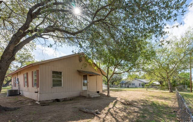 412 W Coker, Devine, TX 78016 — photo 23