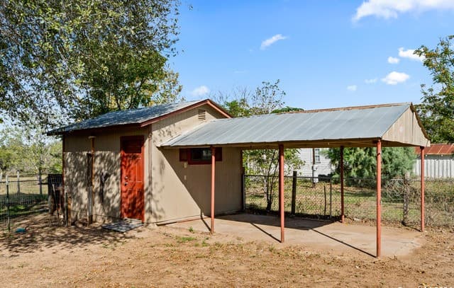 412 W Coker, Devine, TX 78016 — photo 24