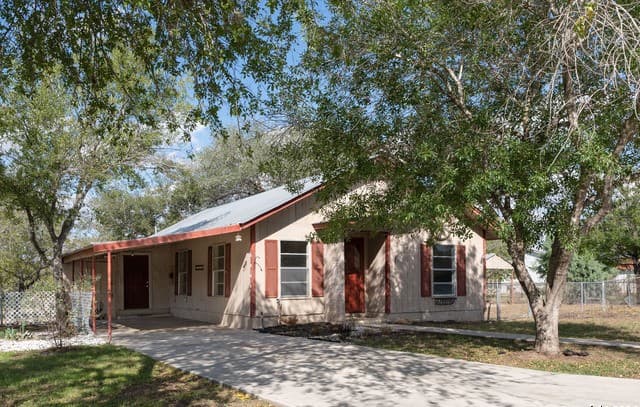 412 W Coker, Devine, TX 78016 — photo 3
