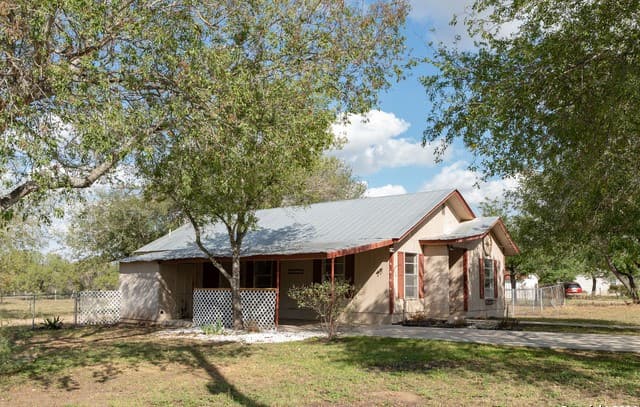 412 W Coker, Devine, TX 78016 — photo 4