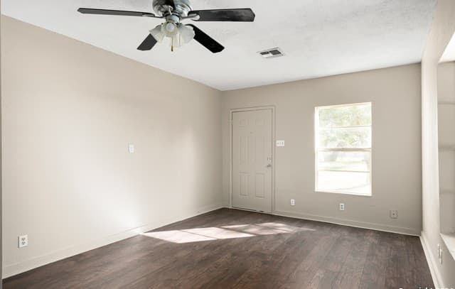 412 W Coker, Devine, TX 78016 — photo 6
