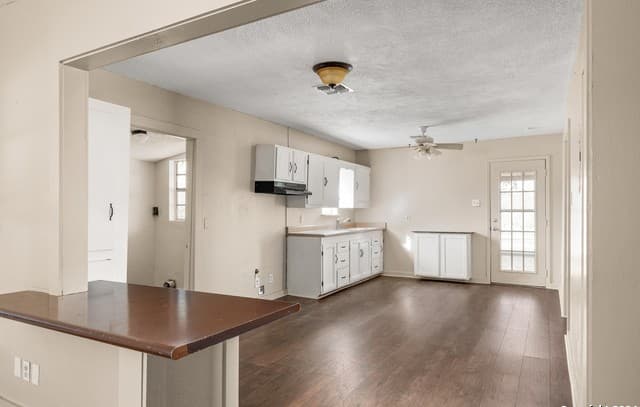 412 W Coker, Devine, TX 78016 — photo 8