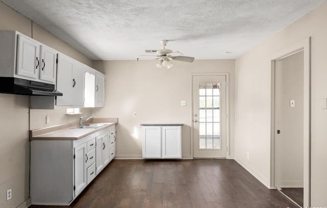 412 W Coker, Devine, TX 78016 — photo 9