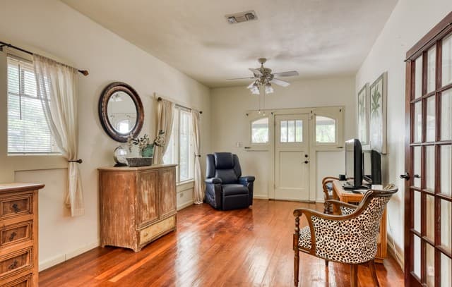 222 S Academy Ave, New Braunfels, TX 78130 — photo 3