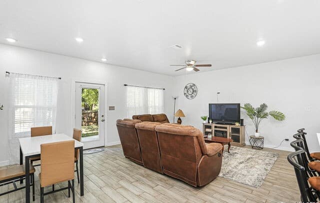 4  Oak Plz, San Antonio, TX 78216 — photo 5
