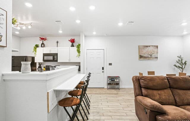 4  Oak Plz, San Antonio, TX 78216 — photo 8