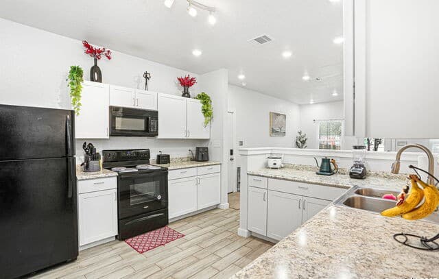 4  Oak Plz, San Antonio, TX 78216 — photo 9