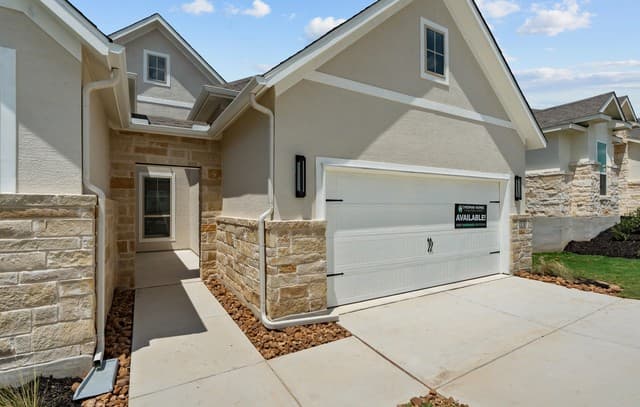 139  Kari Drive, Castroville, TX 78009 — photo 2