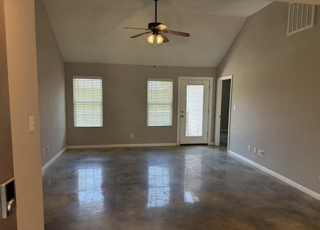 591  Burr Oak Ln, Canyon Lake, TX 78133 — photo 2