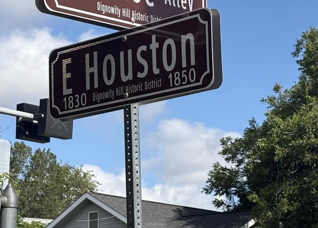 114  May, San Antonio, TX 78202 — photo 2