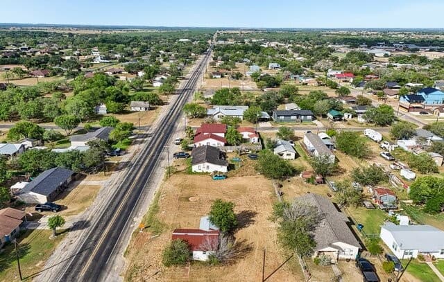 101 N Mcdaniel St, Poth, TX 78147 — photo 3