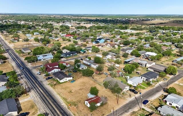 101 N Mcdaniel St, Poth, TX 78147 — photo 4