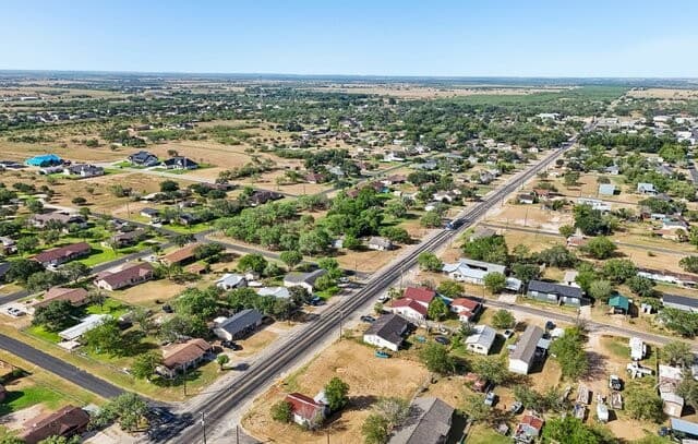 101 N Mcdaniel St, Poth, TX 78147 — photo 5