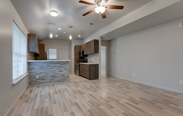 6626  Woodstock, San Antonio, TX 78223 — photo 3