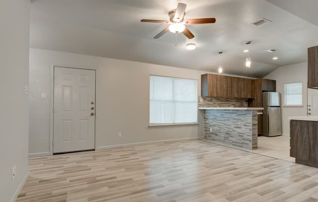 6626  Woodstock, San Antonio, TX 78223 — photo 5