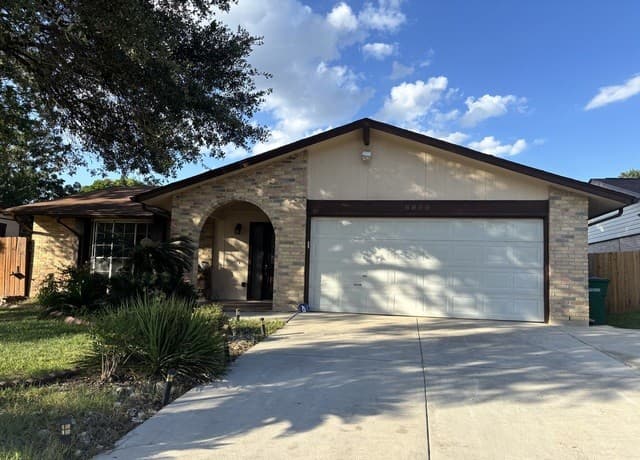 6850  Mickey Mantle Dr, San Antonio, TX 78240 — photo 2