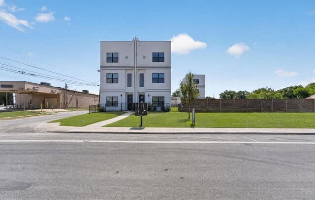 1735 W Gramercy Pl Unit 301