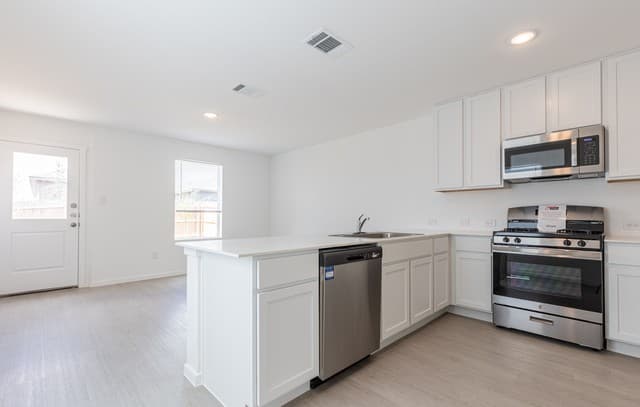 6749  Marble Rdg, Elmendorf, TX 78112 — photo 4
