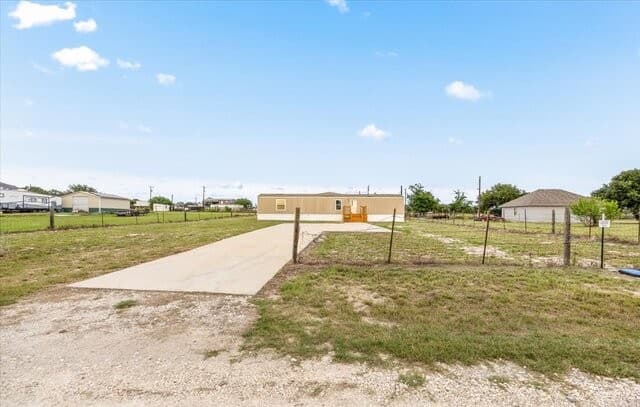 122  Amber Ln, Poteet, TX 78065 — photo 3