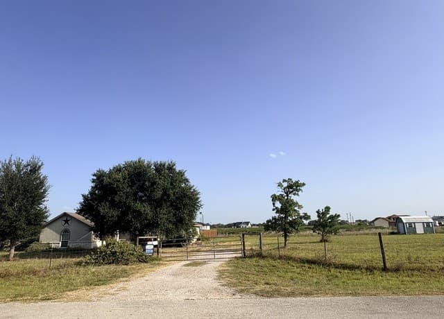 116  Palomino Trail, Natalia, TX 78059 — photo 2