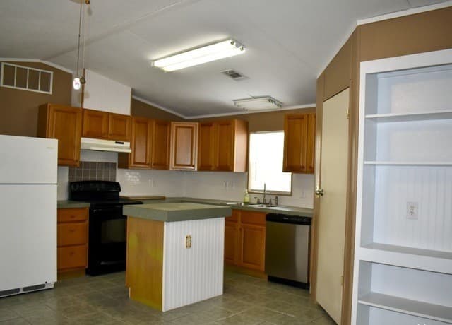 385 W County Road 5719, Devine, TX 78016 — photo 13