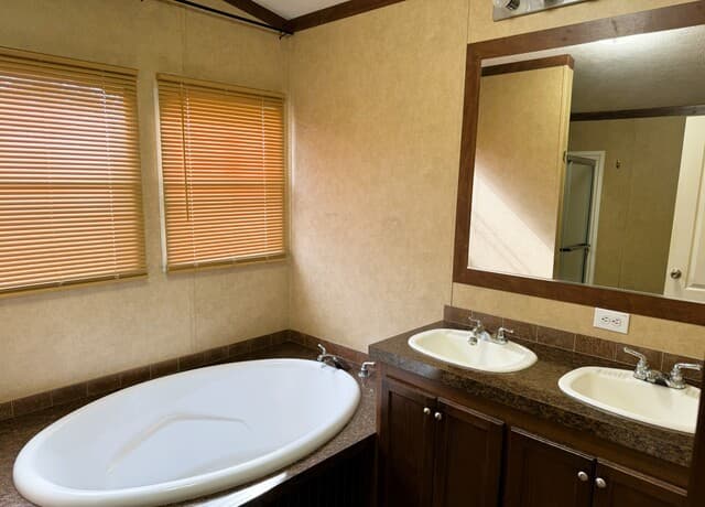 385 W County Road 5719, Devine, TX 78016 — photo 6