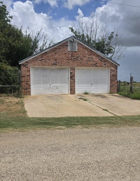 305  Waltom Ave, Jourdanton, TX 78026 — photo 9