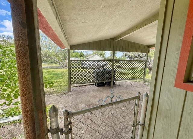 1117  30th St, Hondo, TX 78861 — photo 7