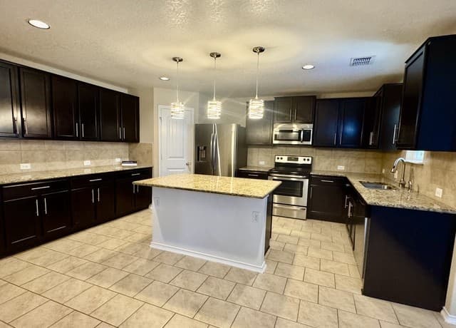 1607  Tree Run, San Antonio, TX 78245 — photo 2